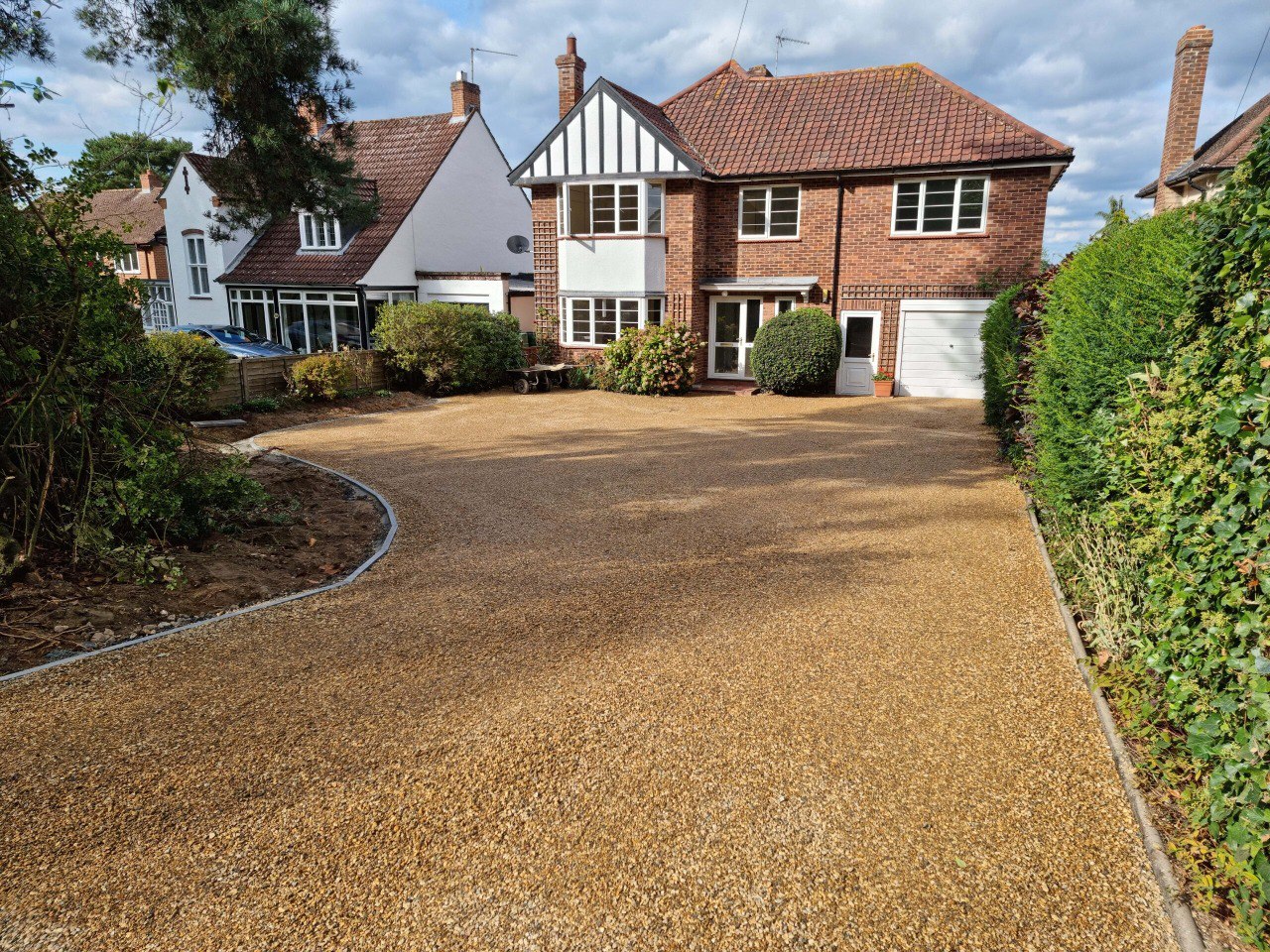 This is a newly installed tar and chip driveway installed by Flitwick Driveways